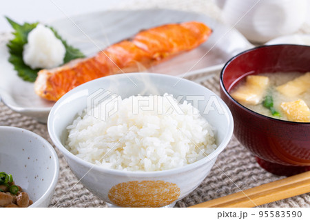 日本の朝食のイメージ 95583590