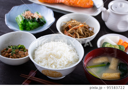 日本の朝食のイメージ 95583722