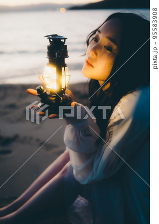 海辺で佇む女性の写真 海辺で佇む女性の写真 95583908
