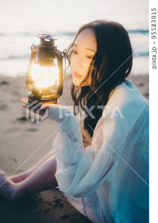 海辺で佇む女性の写真 海辺で佇む女性の写真 95583915