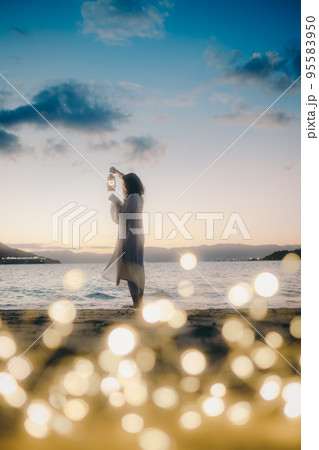 海辺で佇む女性の写真 海辺で佇む女性の写真 95583950