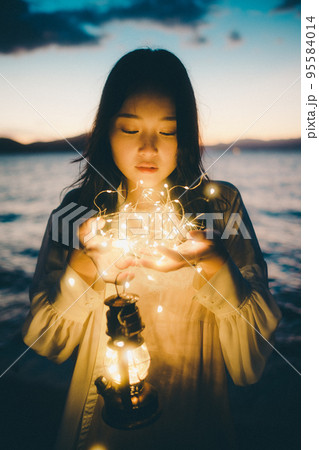海辺で佇む女性の写真 95584014