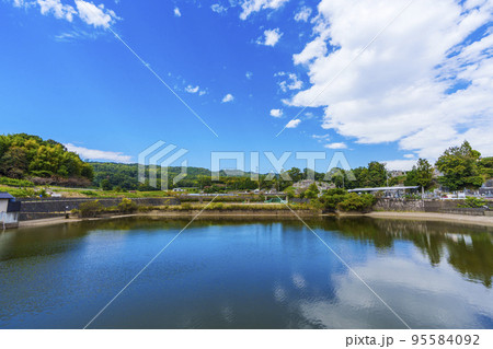 青空が広がる秋の里山風景【奈良斑鳩町　天満池周辺】 95584092