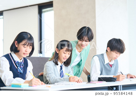 勉強する中学生　指導をする先生　高校受験　 95584148
