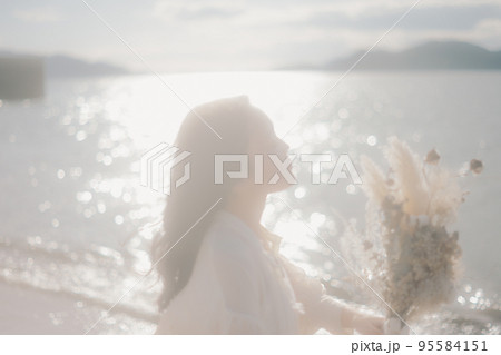 海辺で佇む女性の写真 海辺で佇む女性の写真 95584151