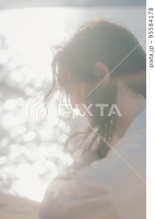 海辺で佇む女性の写真 95584178