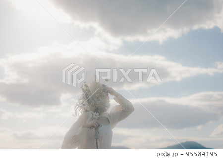 海辺で佇む女性の写真 95584195