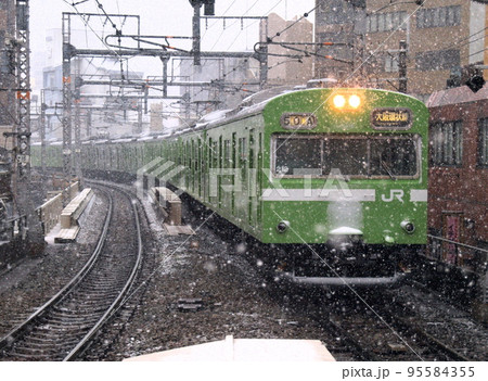 103系ウグイス 黄緑6号 関西線 大阪環状線直通 天満の写真素材