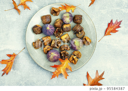 Dried and fresh figs, autumnal dessert Dried and fresh figs, autumnal dessert 95584387