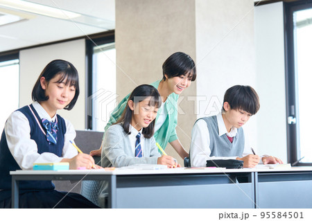 勉強する中学生　指導をする先生　高校受験　 95584501