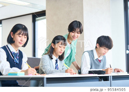 勉強する中学生 指導をする先生 高校受験 勉強する中学生 指導をする先生 高校受験 95584505