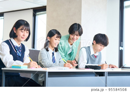 勉強する中学生　指導をする先生　高校受験　 95584508