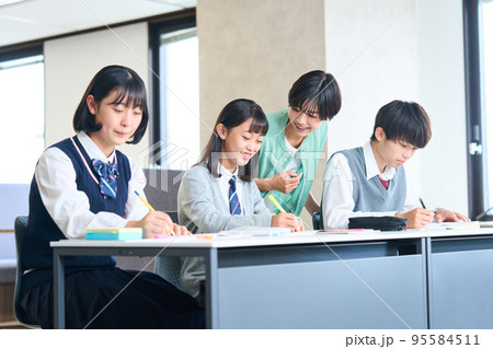 勉強する中学生　指導をする先生　高校受験　 95584511