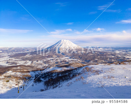 羊蹄山を昼下がりのスキー場から望む (北海道、ニセコ) 95584586
