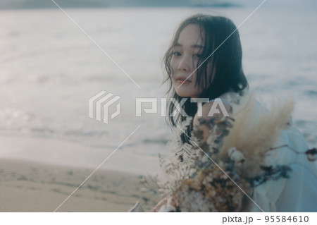 海辺で佇む女性の写真 95584610