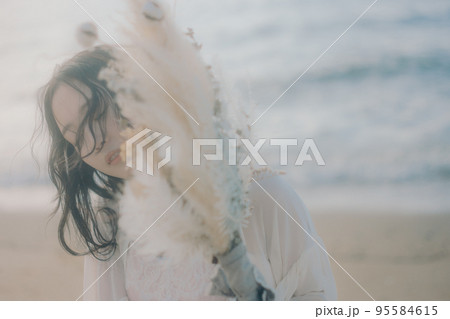 海辺で佇む女性の写真 海辺で佇む女性の写真 95584615