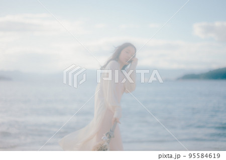 海辺で佇む女性の写真 海辺で佇む女性の写真 95584619