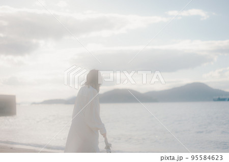 海辺で佇む女性の写真 95584623