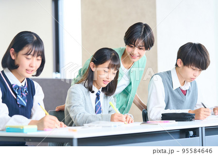 勉強する中学生　指導をする先生　高校受験　 95584646