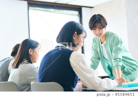 指導をする先生　勉強する中学生　高校受験　 95584653