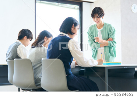 指導をする先生 勉強する中学生 高校受験 指導をする先生 勉強する中学生 高校受験 95584655