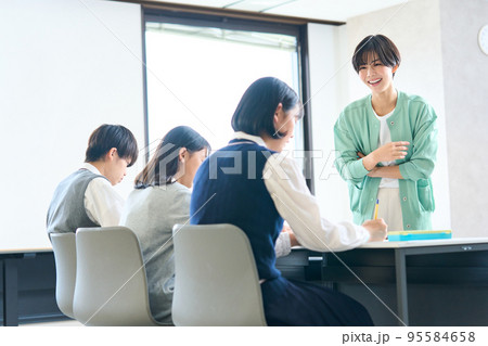 指導をする先生 勉強する中学生 高校受験 指導をする先生 勉強する中学生 高校受験 95584658