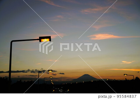 夕景の富士山　浜須賀歩道橋 95584837
