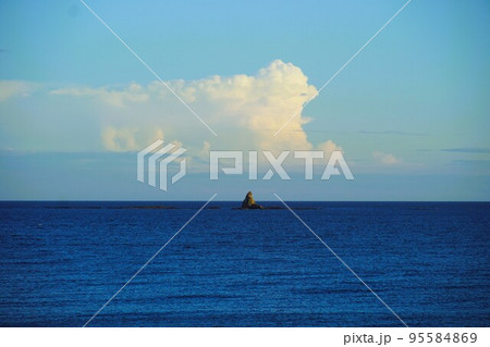 エボシ岩 秋の夕暮れ時 茅ヶ崎海岸 エボシ岩 秋の夕暮れ時 茅ヶ崎海岸 95584869