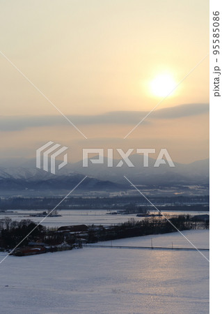 北海道　十勝地方　牧場のある風景 95585086