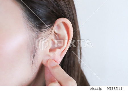 耳たぶを持った女性 95585114