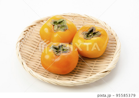 笊に入った柿 95585379