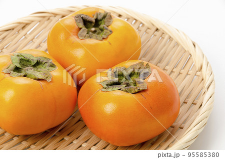 笊に入った柿 95585380