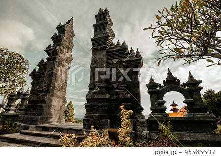 Gates to one of the Hindu temples in Bali 95585537