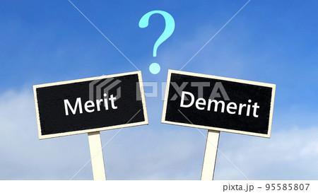 MeritとDemeritの文字入り黒いプレート2つとクエスチョンマーク_青空背景 MeritとDemeritの文字入り黒いプレート2つとクエスチョンマーク_青空背景 95585807