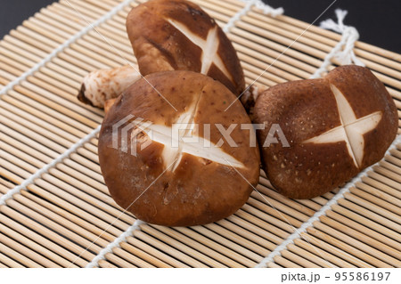 ザルに置かれた椎茸 mushroom ザルに置かれた椎茸 mushroom 95586197