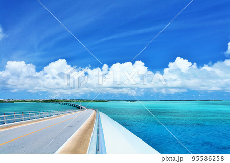 沖縄　伊良部大橋　青空と海 95586258