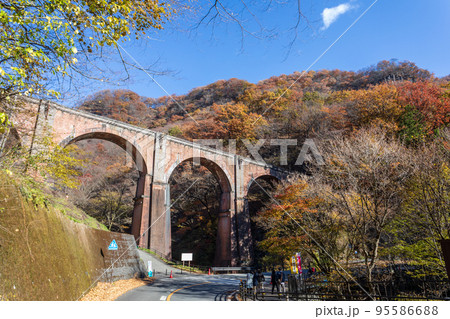 【群馬県】めがね橋の紅葉（碓氷峠） 95586688