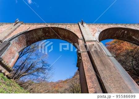 【群馬県】めがね橋の紅葉（碓氷峠） 95586699