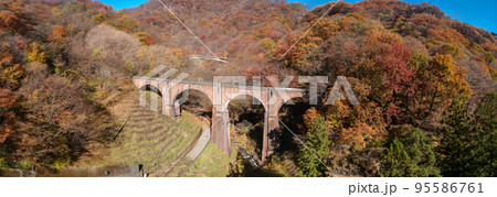空撮【群馬県】めがね橋の紅葉（碓氷峠） 95586761