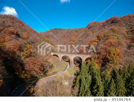 空撮【群馬県】めがね橋の紅葉(碓氷峠) 空撮【群馬県】めがね橋の紅葉(碓氷峠) 95586764