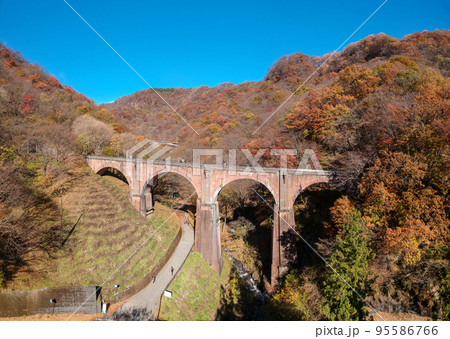 空撮【群馬県】めがね橋の紅葉（碓氷峠） 95586766