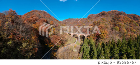 空撮【群馬県】めがね橋の紅葉(碓氷峠) 空撮【群馬県】めがね橋の紅葉(碓氷峠) 95586767
