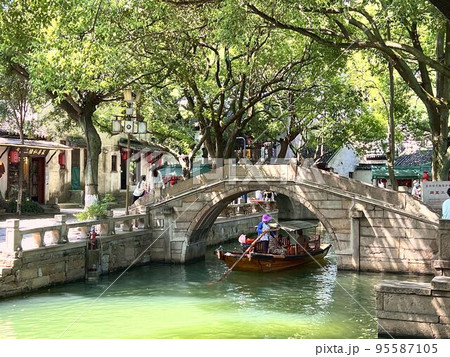 中国・蘇州の同里古鎮の手漕ぎ船 95587105