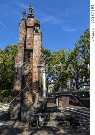平和公園(原爆落下中心地)の被爆した浦上天主堂の壁【長崎県長崎市】 平和公園(原爆落下中心地)の被爆した浦上天主堂の壁【長崎県長崎市】 95587293