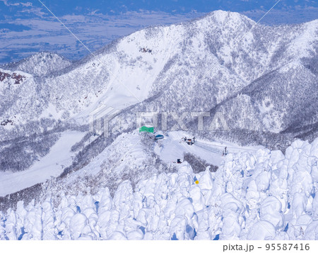 樹氷の向こうに見えるロープウェイの駅 (山形県、蔵王温泉スキー場) 95587416