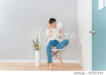 家で鏡を見て髪の毛をチェックするアジア人女性(ヘアセット) 家で鏡を見て髪の毛をチェックするアジア人女性(ヘアセット) 95587595