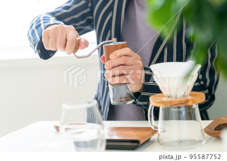 コーヒー　挽く　男性　バリスタ 95587752