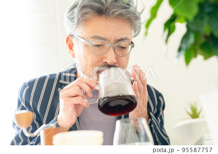 コーヒー 抽出 香りを嗅ぐ 男性 バリスタ コーヒー 抽出 香りを嗅ぐ 男性 バリスタ 95587757