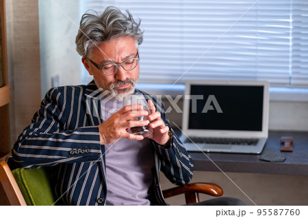 コーヒー　おいしい　味わう 95587760