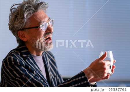 コーヒー　バリスタ　飲む　語る 95587761